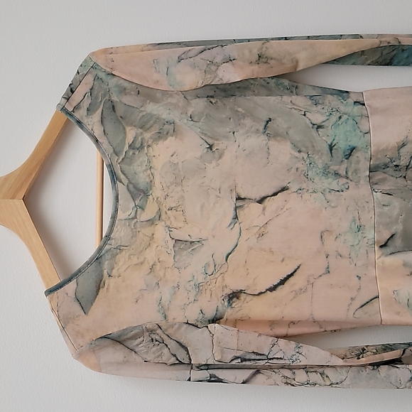 A mesh H&M dress with an open back - Picture 3 of 8